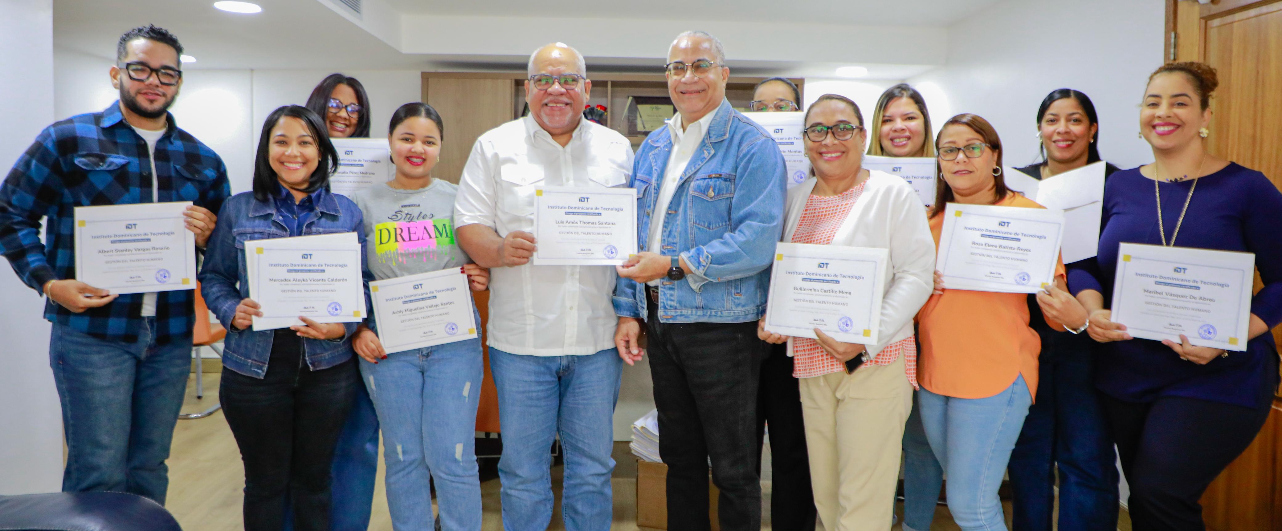 IDT entrega diplomas a personal Gestión Humana Promipyme